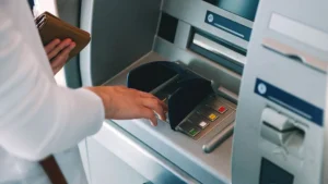 عفانة: صرف 60% من رواتب الموظفين الشهر المقبل والدعم الخارجي لا يغطي سوى نصف الاحتياجات
